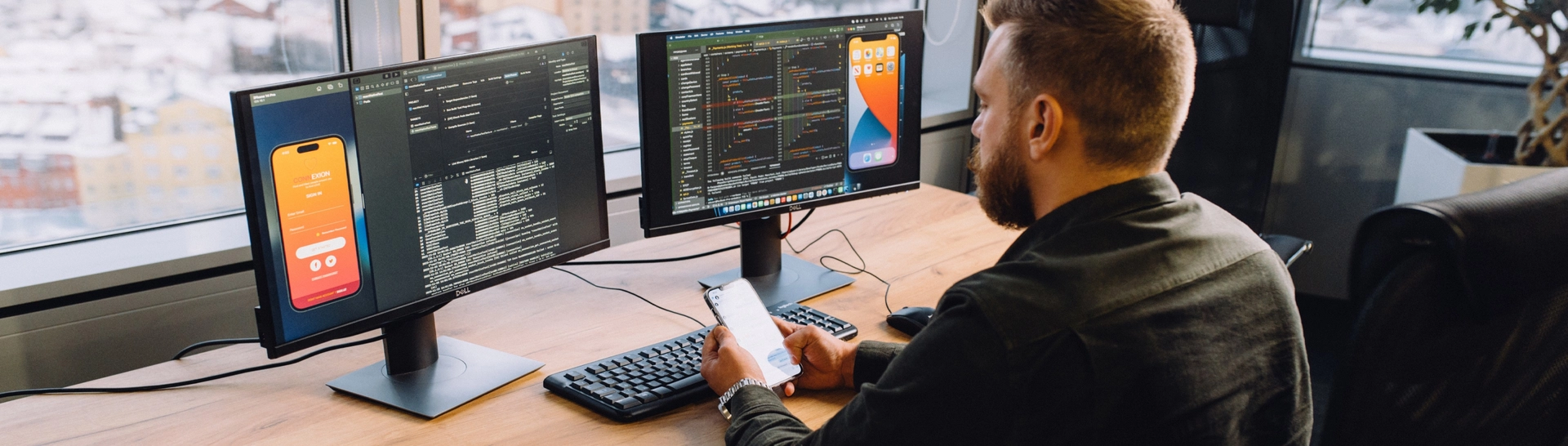 Equipo de desarrolladores de software trabajando en un proyecto a medida